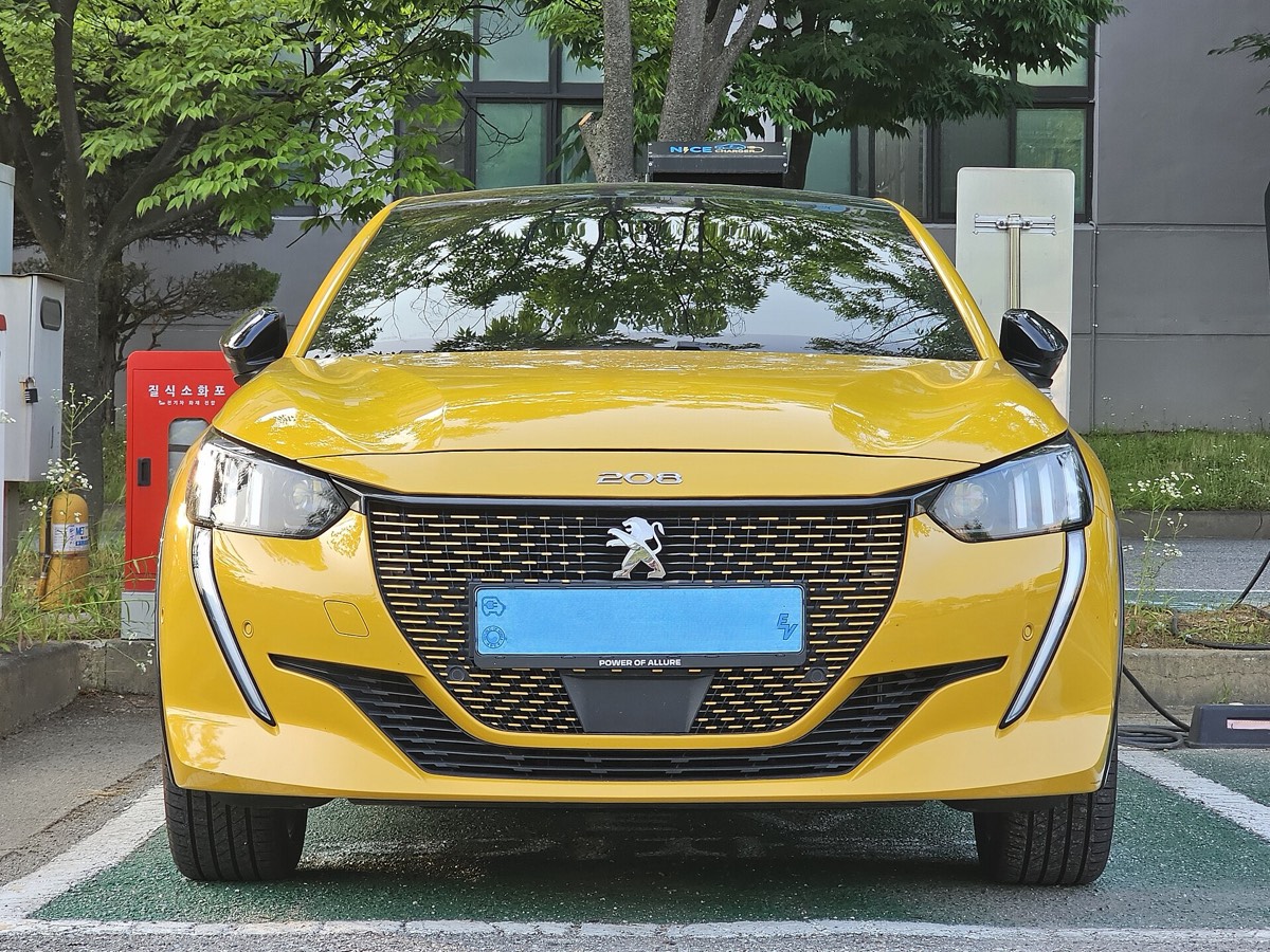 Peugeot e-208