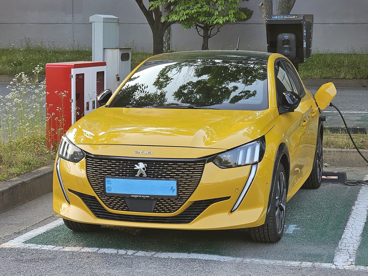 Peugeot e-208