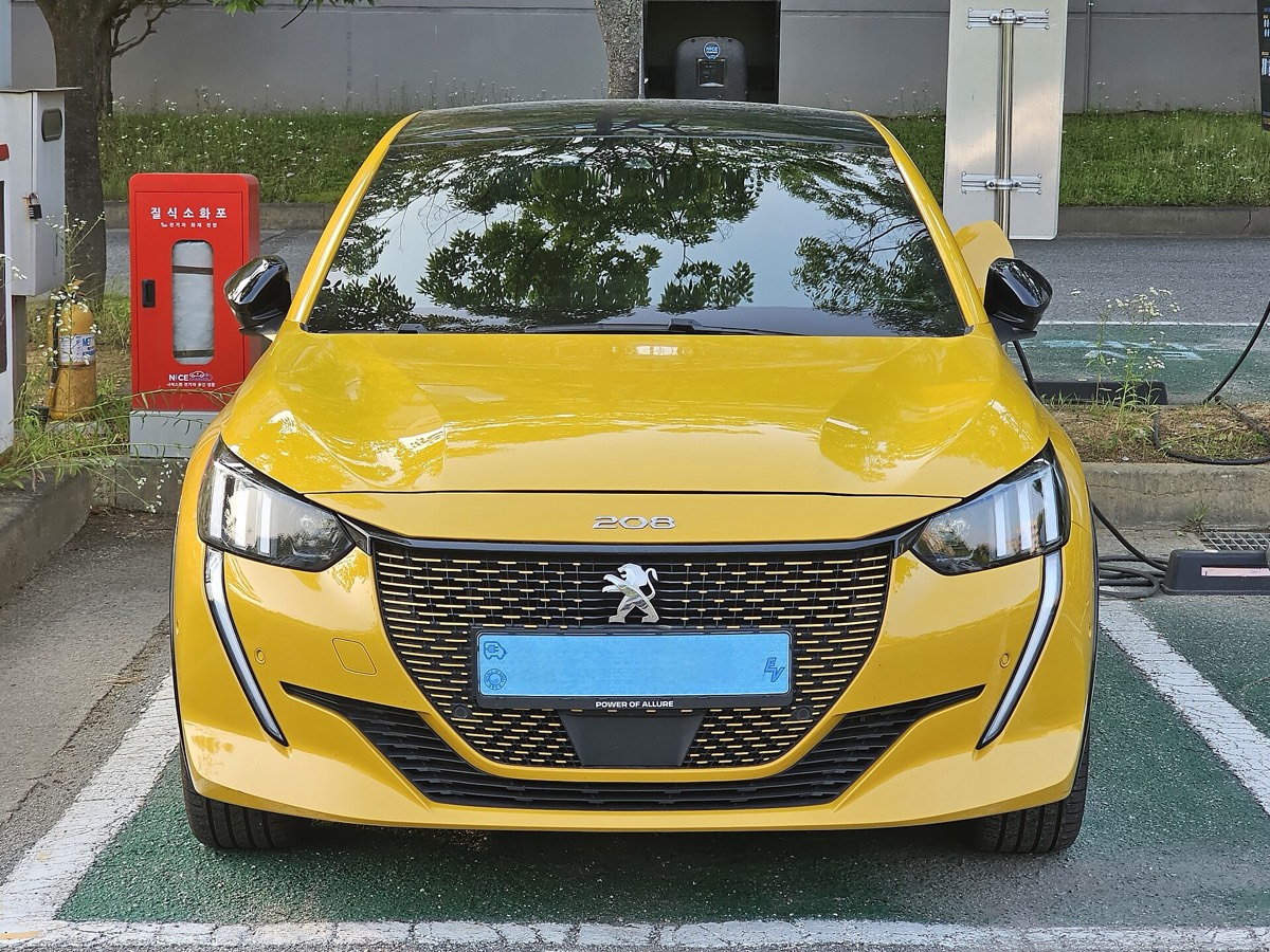 Peugeot e-208