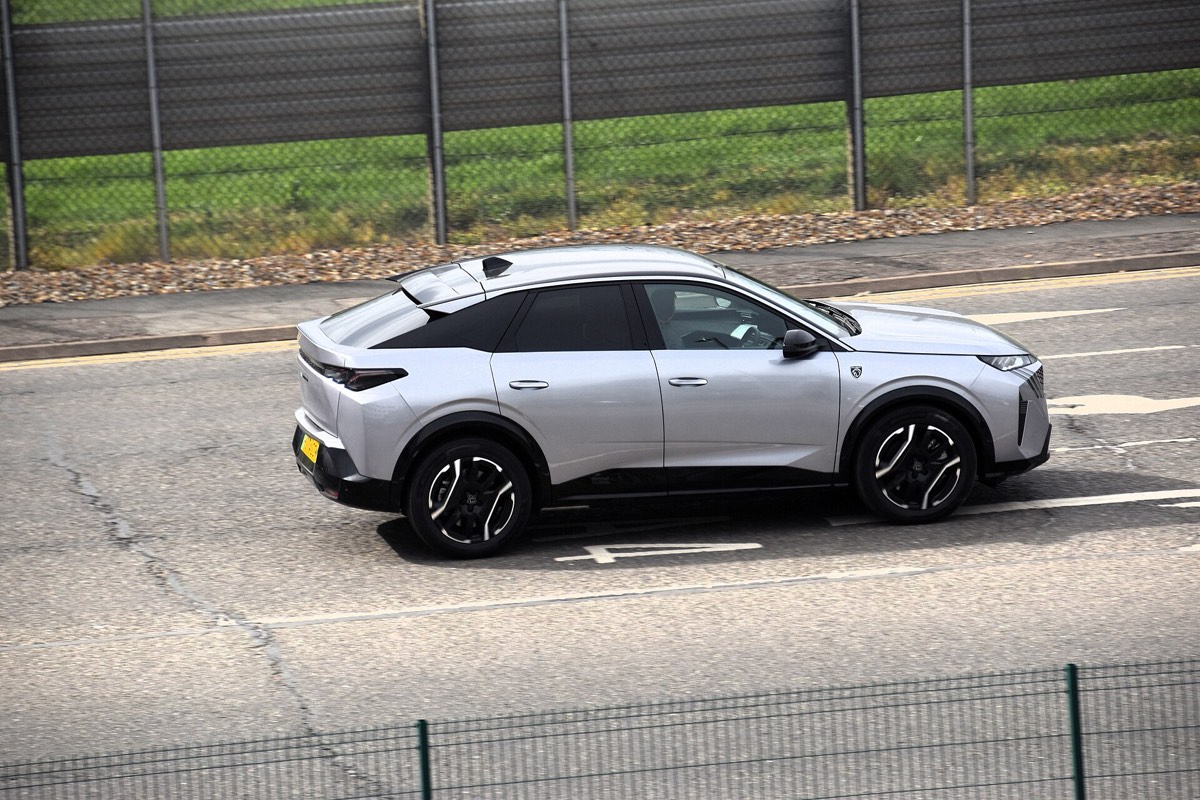 Peugeot e-3008