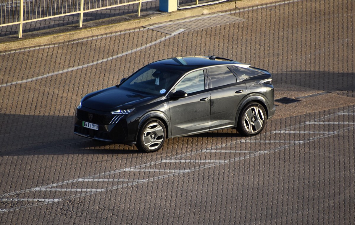 Peugeot e-3008