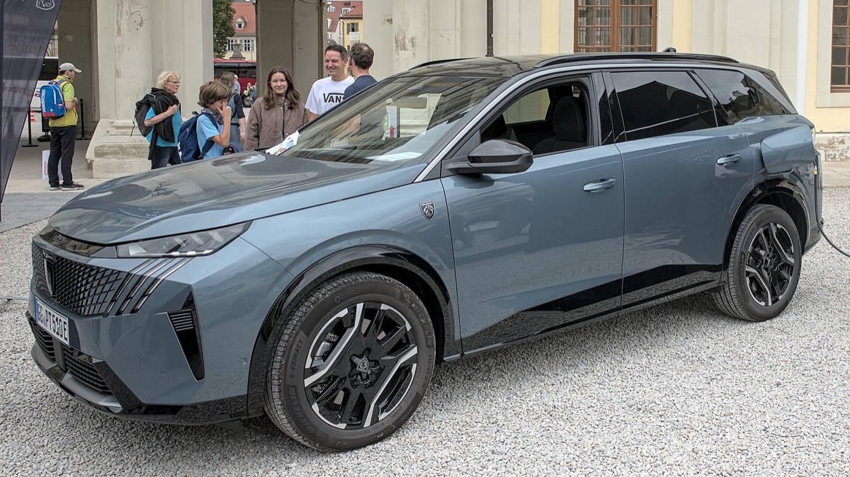 Peugeot e-5008