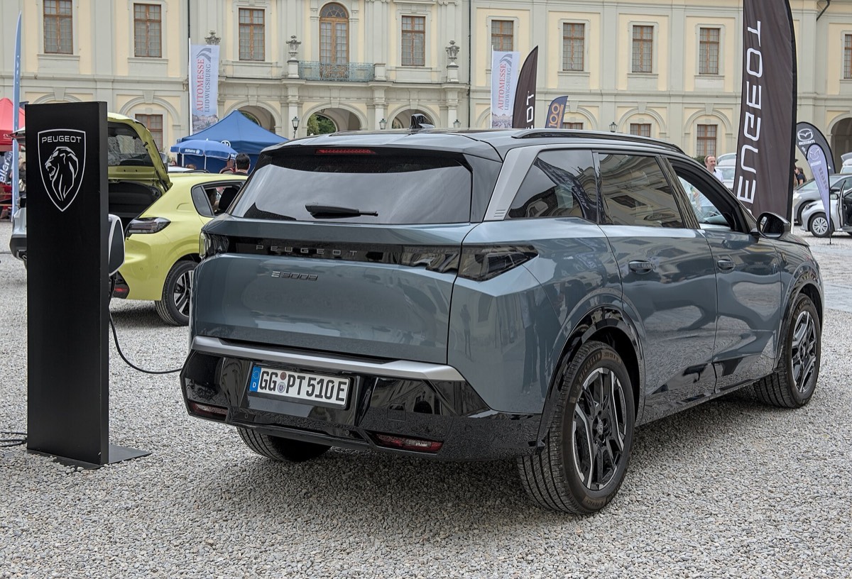 Peugeot e-5008